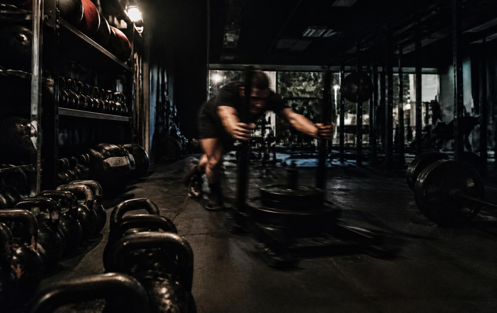 Sala de musculación con material de entrenamiento